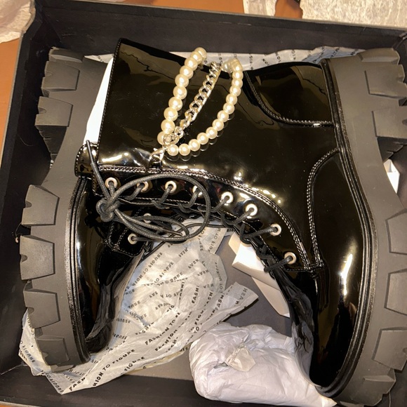 One of a kind boots with a pearl chain. - Picture 3 of 4